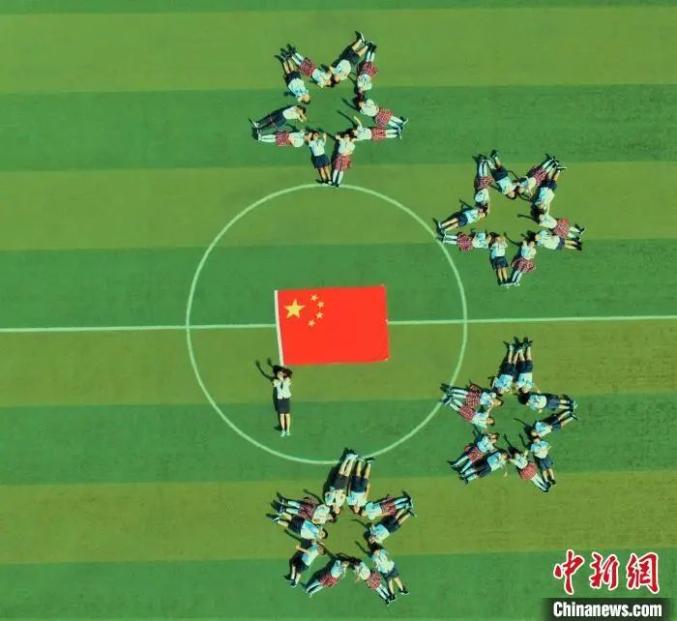 五星红旗飘起来 | 航拍裕华区神兴小学学生与国旗合影