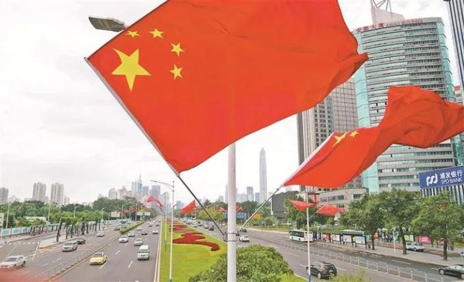 天下事,早知道 早上好,各位小伙伴们～ 红彤彤的国旗满城飞扬,大气