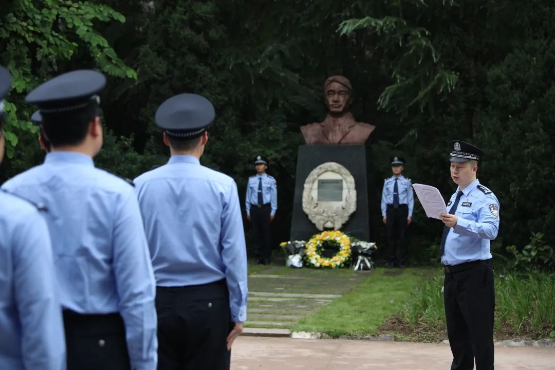 九龙坡民警参加烈士纪念日活动缅怀战友芦振龙