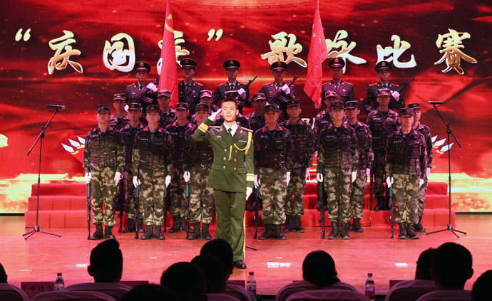 武警官兵正在演唱《我们从古田再出发.