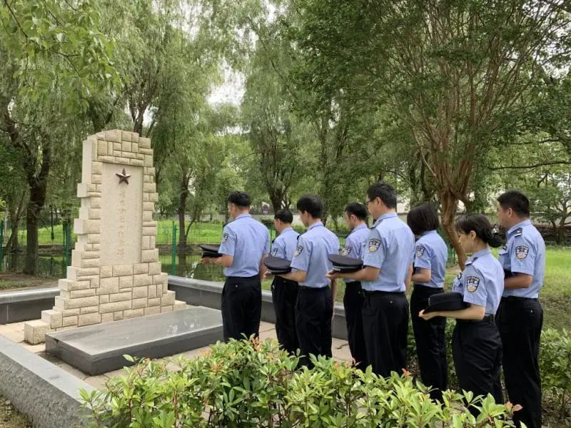 罗店所组织民警分别至罗泾大烧杀纪念碑,谭忠余烈士纪念碑,陈伯吹中学