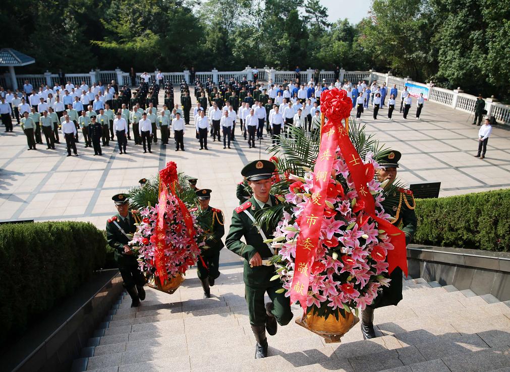 今天我市举行烈士纪念日向烈士敬献花篮仪式