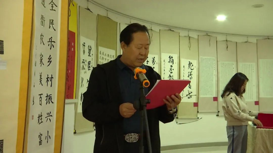 会副主席,华夏榜书研究会执行会长,乌兰察布市榜书创作中心主任张笃恭