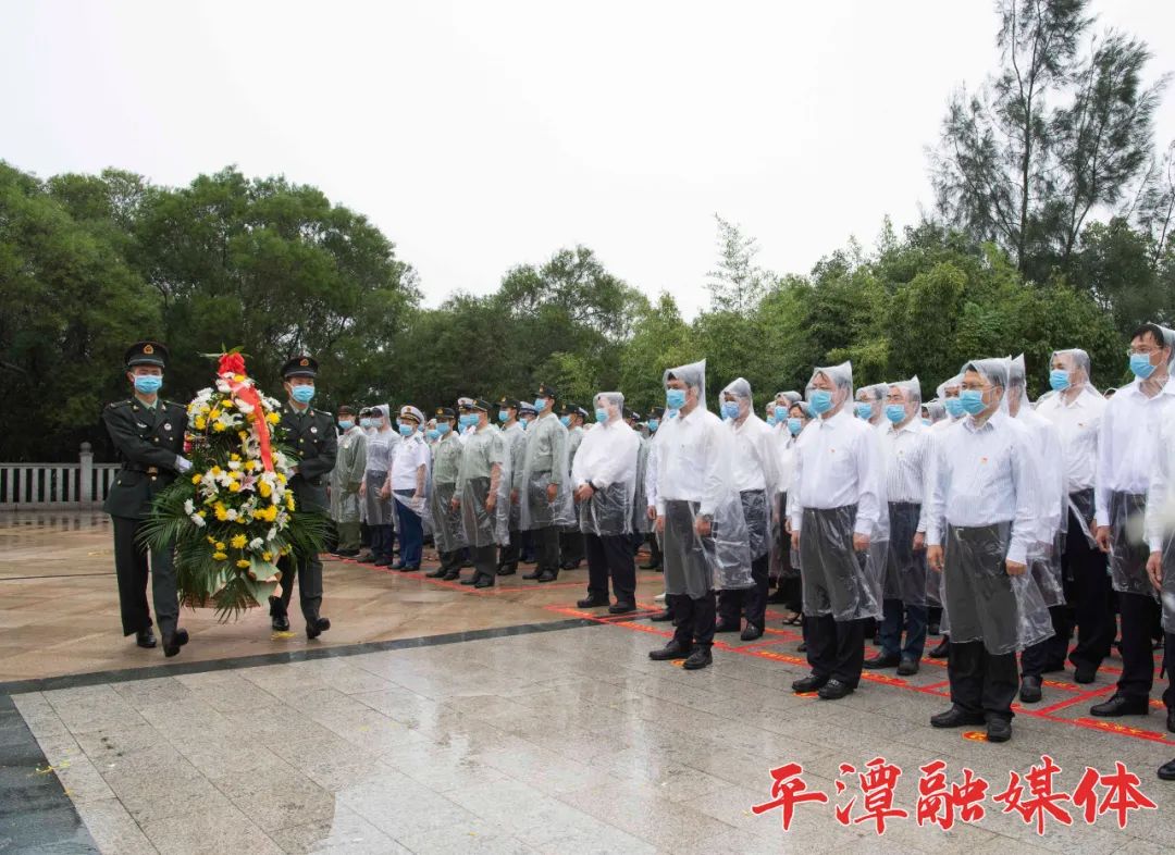 向革命烈士敬献花篮实验区领导陈善光,林文耀,赖继秋,许永西,许标旗