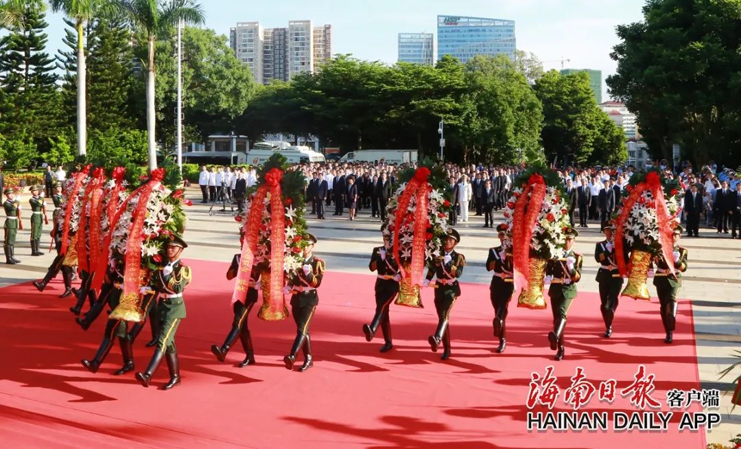 海南省向英雄烈士敬献花篮暨《烈士光荣证》颁授仪式隆重举行 刘赐贵