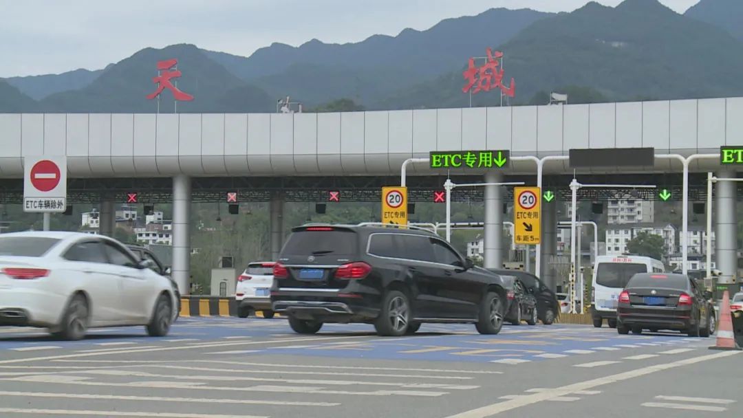 今天上午万州天城收费站堵成长龙你出发了吗