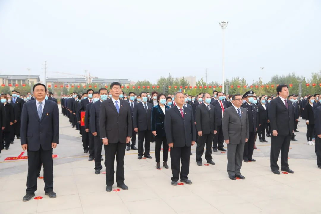 10月1日,地区国庆节升国旗仪式在阿克苏市多浪河景区乐舞广场举行