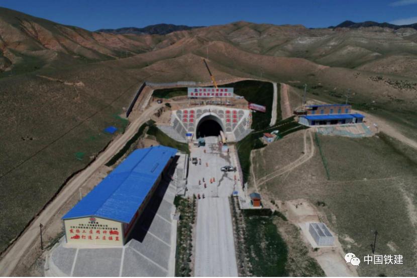 经河西走廊地区 至新疆方向旅客的重要运输任务 新乌鞘岭隧道施工现场