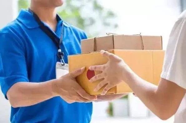 各地邮政快递企业从业人员在收寄包