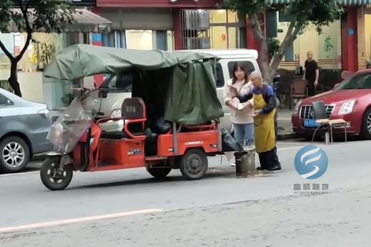 曝光富顺街头的这位姑娘只因她做了这事