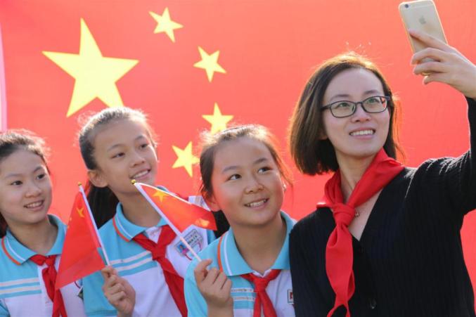 我和国旗合个影莱西市少先队员向祖国表白