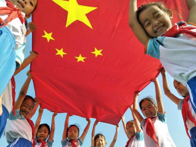 我和国旗合个影莱西市少先队员向祖国表白