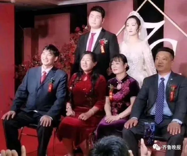 大衣哥儿子结婚啦数十万网友在线送祝福堪比个人专场演唱会