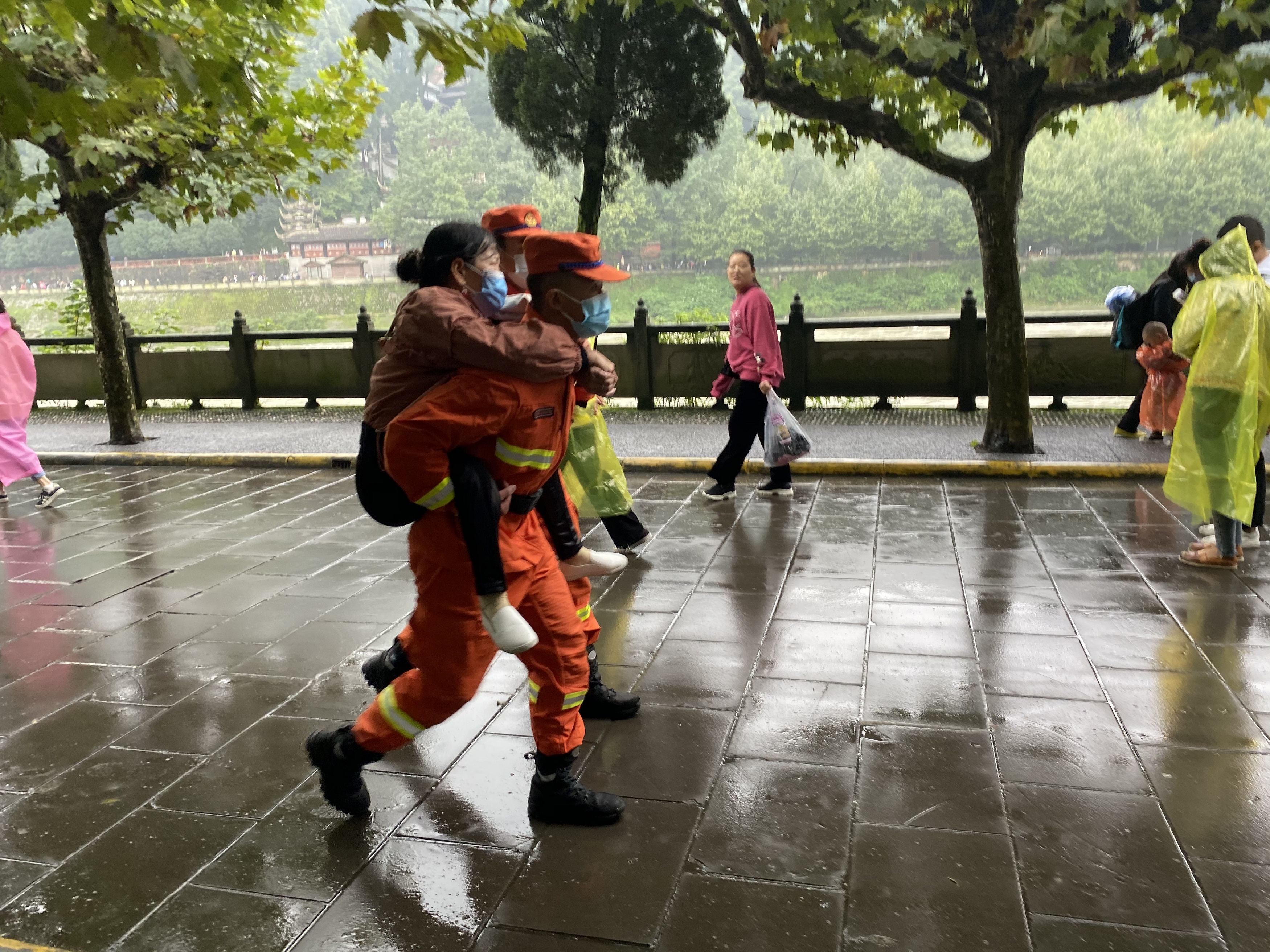 大队一中队的森林消防员接到游客求助,一名60岁的残障女子因雨天路滑