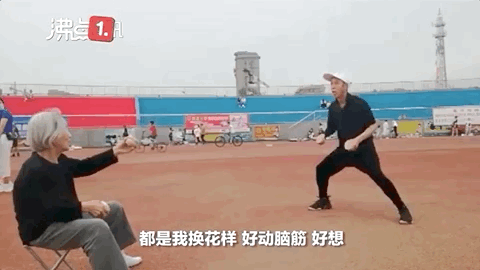 儿子陪82岁母亲用擀面杖打球现实版你陪我长大我陪你变老