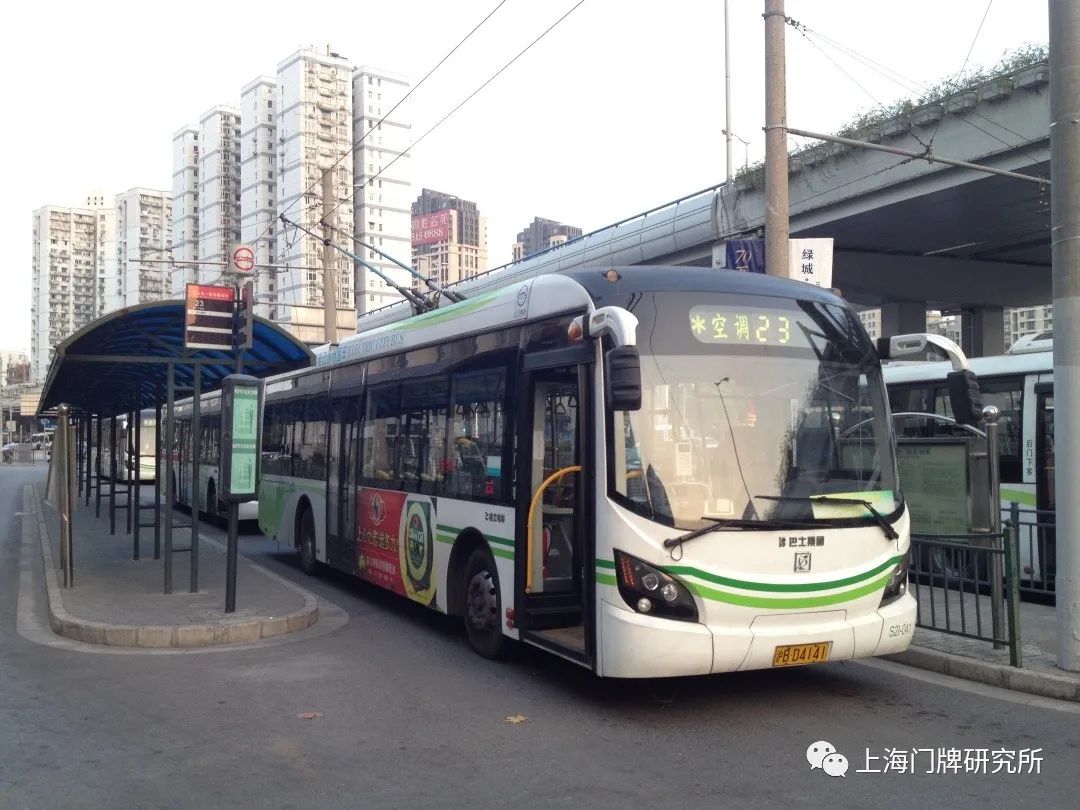 公交车其中一辆自编号s2i-041经改造成为双源无轨电车,投入23路运行