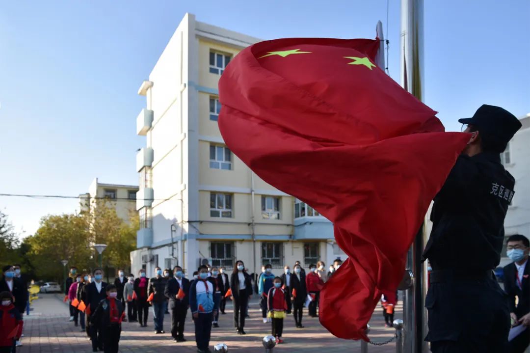 【欢度国庆·情暖中秋】我市各社区举行升国旗仪式 庆祝中华人民共和