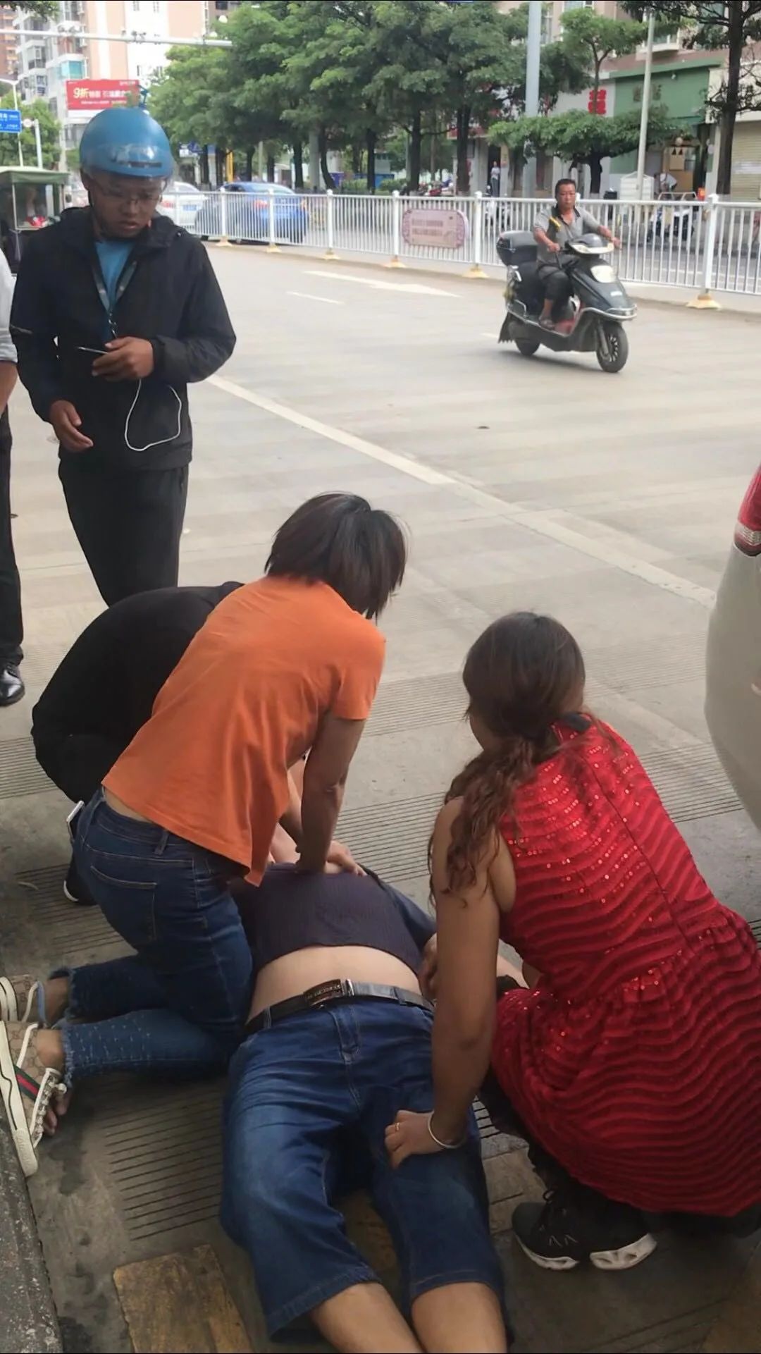 男子昏迷蒙自街头2女子速做心肺复苏