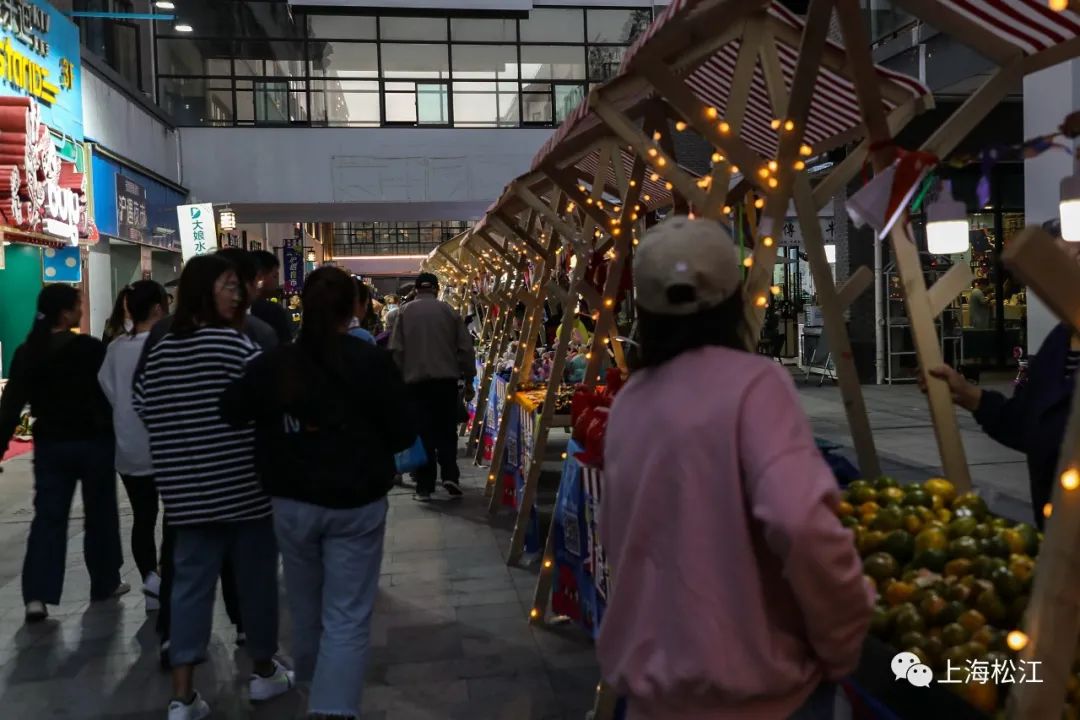 听说,松江老城的这个夜市,虽然仅450米,但首日附近居民就都来啦