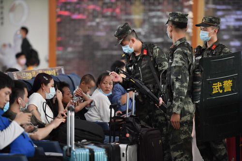 武警官兵坚守在机场,火车站,旅游景区等执勤岗位,全力协同公安机关