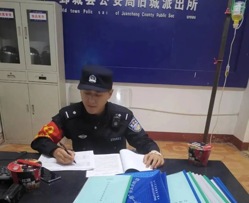 "身穿警服,肩上就有一份责任!