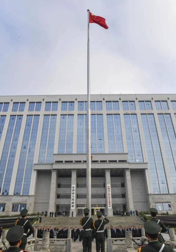 市直机关举行升国旗仪式 郑建新主持