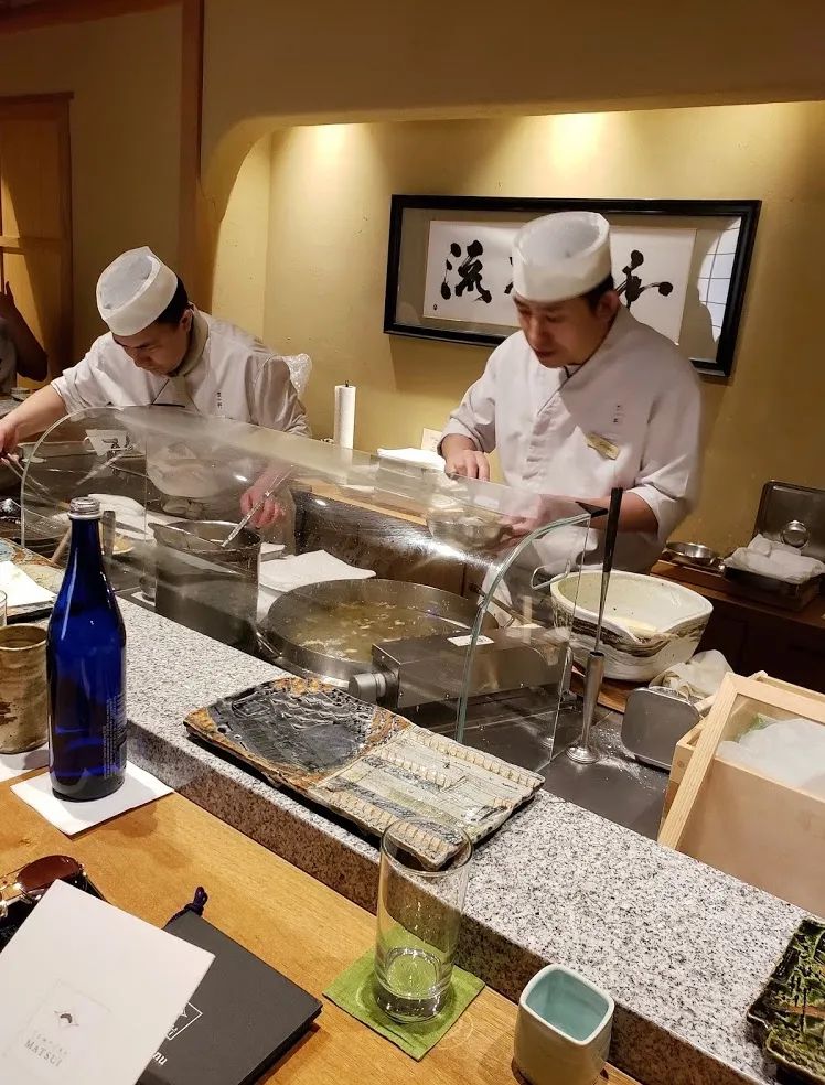 厨师面对食客用心做餐