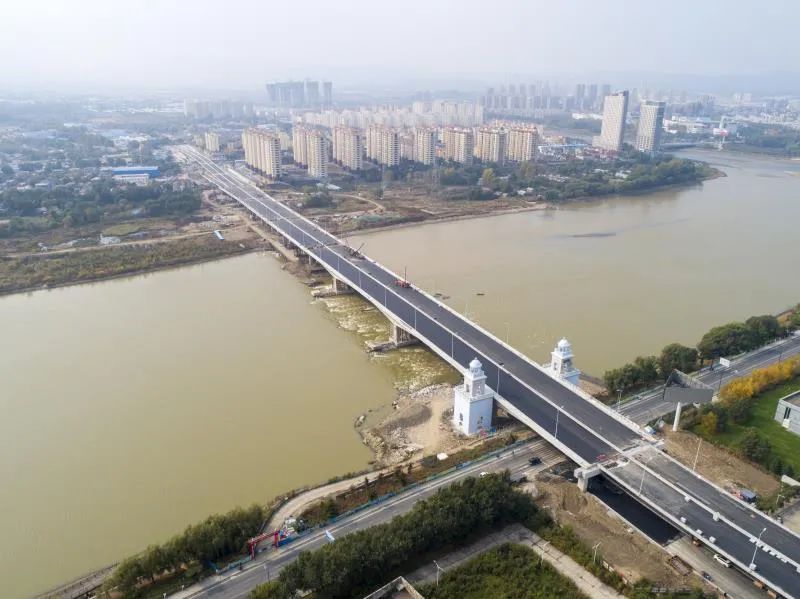 白山大桥路面沥青摊铺完成,预计年末通车!