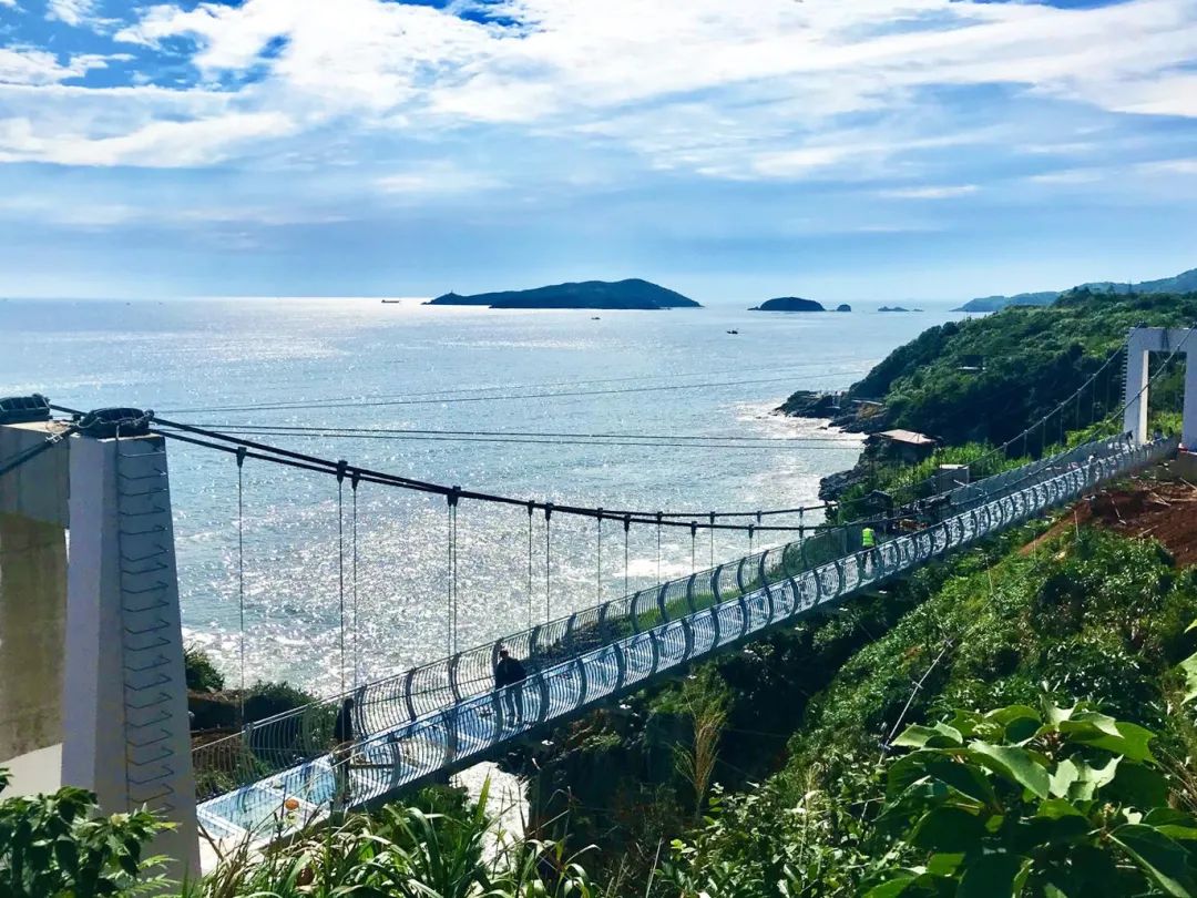 届时广大游客可从雾城观景平台沿着滨海栈道,通过玻璃索桥直接到达