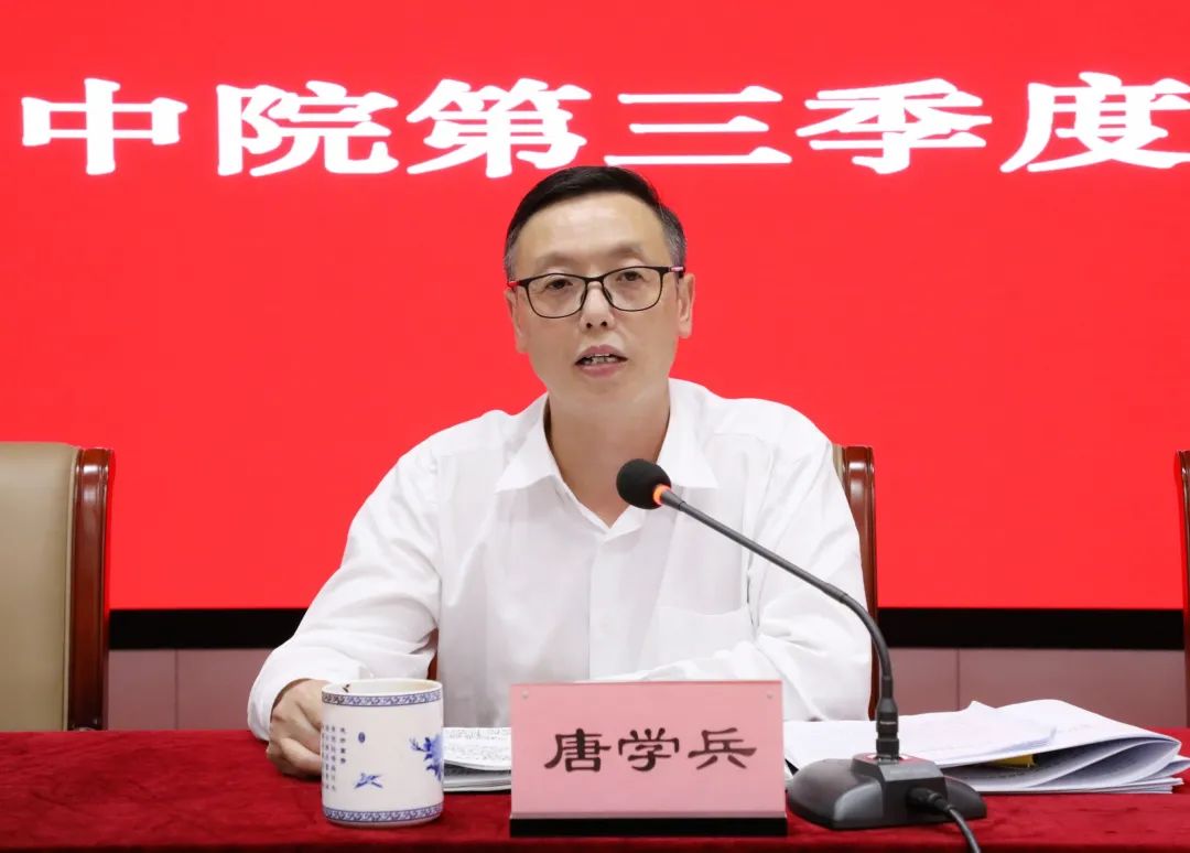 中院班子成员及各部门负责人参加会议,党组书记,院长唐学兵出席会议并