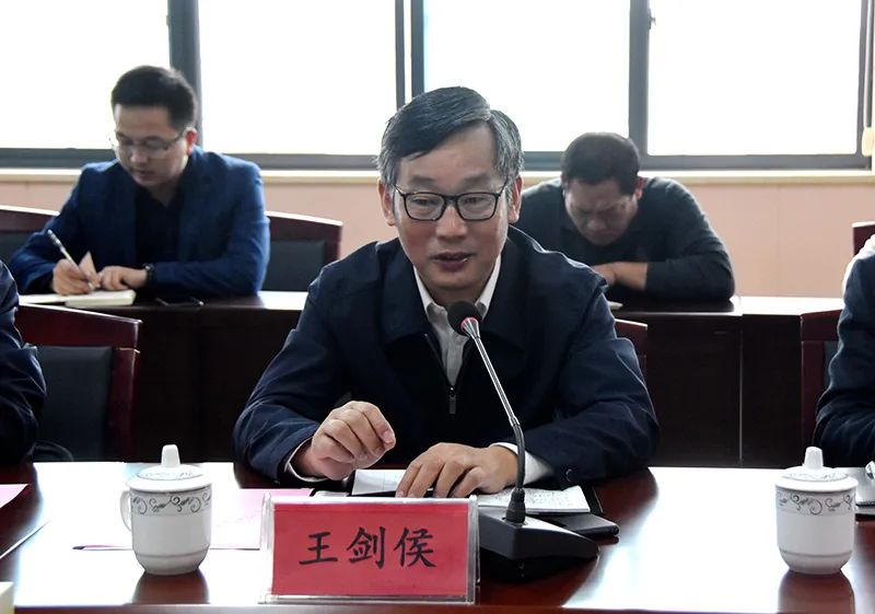 10月14日,省民政厅厅长王剑侯,副厅长江宇率队来武,就我县村社组织