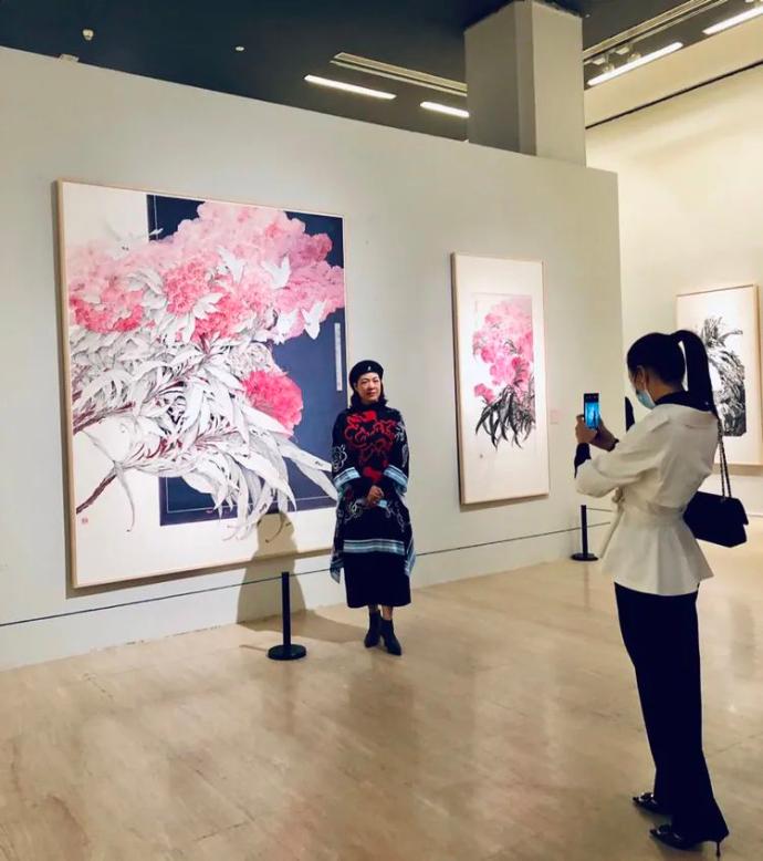 中国美术馆今年首次个展开展,宁波画家李采姣59幅花鸟