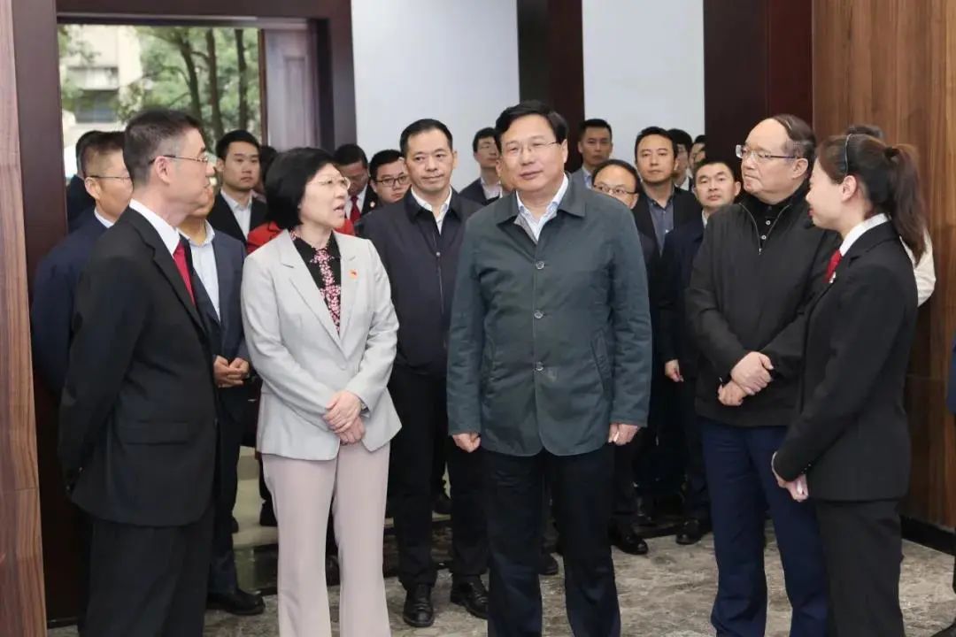 市委常委,常务副市长吴存荣到重庆破产法庭调研