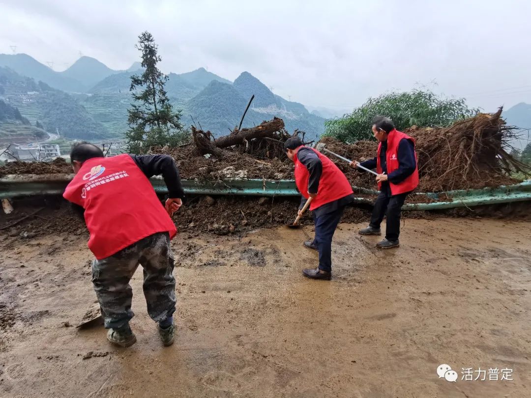 近期,由于连续降雨,穿洞街道靛山村王家坡组入组路出现部分出现塌方