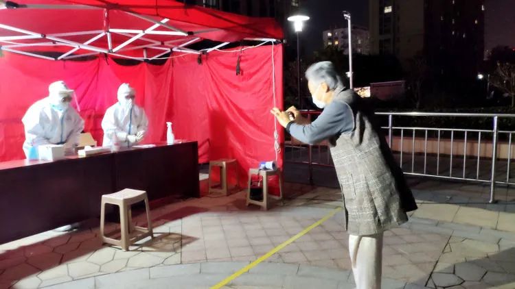 青岛83岁白发老人鞠躬致谢医护人员,她背后鲜为人知的故事更让人感动