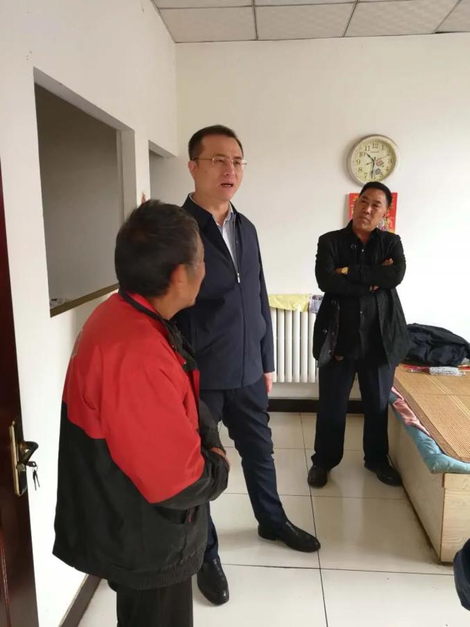 县长冯涛到望都镇走访调研脱贫攻坚工作