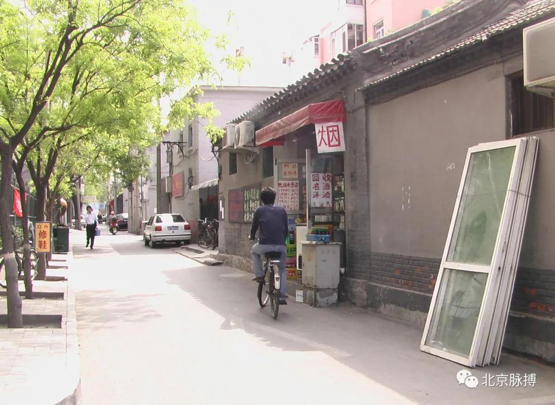 东起富强胡同,西止东黄城根南街,南与丰富胡同相通,北与小草厂胡同,北