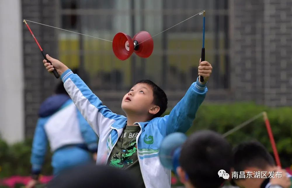 10月19日,在江西省南昌市东湖区向荣小学,学生在练习抖空竹.