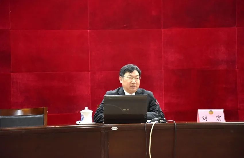 石柱法院副院长刘宏为全县政协委员讲授民法典