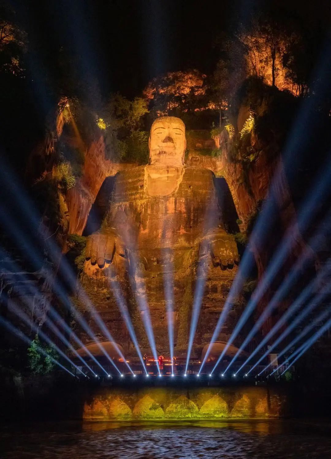 乐山大佛景区的夜色但夜的光彩和神秘却让人迷醉白天的旅行让人肆意