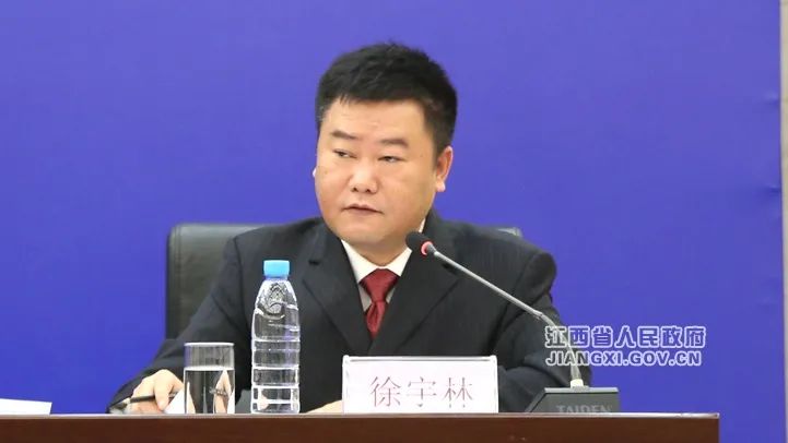 省统计局国民经济综合统计处副处长徐宇林(熊燕 摄)徐宇林:今年以来