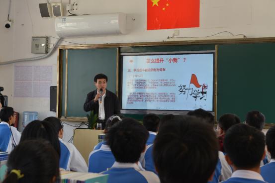 钟益民到进贤一中为学生上思政课:《把"小我"融入"大我",—做担当民族