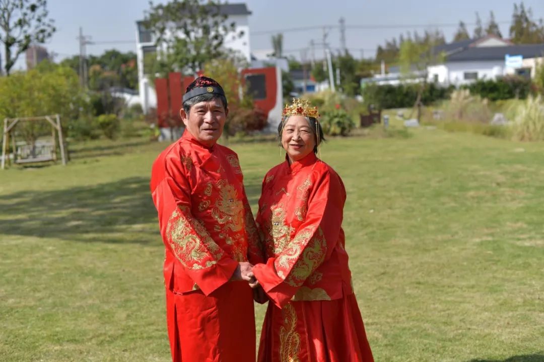 奉贤这个村庄为百对老人拍摄金婚纪念照定格幸福瞬间