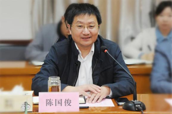 座谈会上,陈国俊院长与褚福超书记签订了《宝应县人民法院与新源县