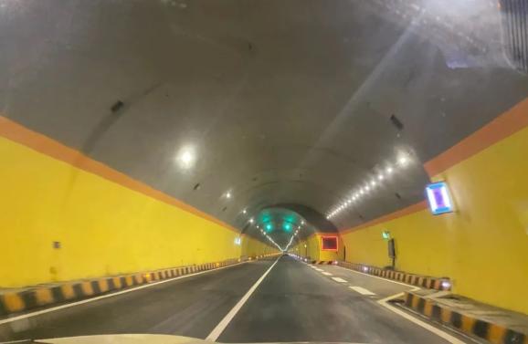 秦州隧道 为分离式4车道高速公路隧道 设置5处紧急停车带 6