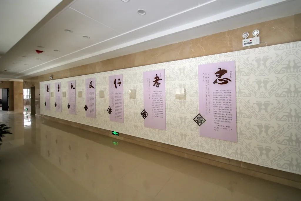 在前台背景墙中央, "司法为民,公正司法"的工作主题设于大厅醒目位置