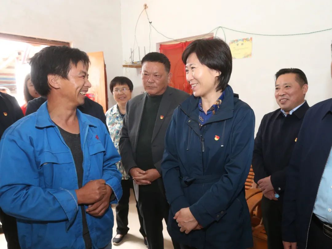 侯红调研沿黄道路等基础设施建设和脱贫攻坚工作时强