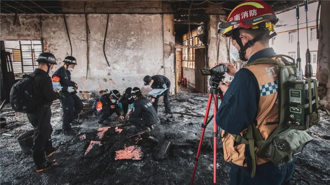 报警人,肇事人员的情况,确定询问对象,重点保护和调取火灾现场内部