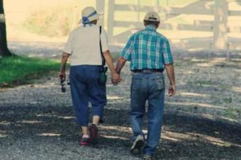 89岁丈夫和妻子手搀手去离婚,他拿出所有存款和法官说
