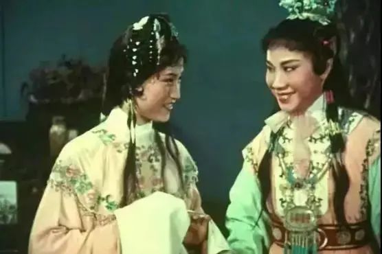 1958年2月18日至3月31日,由越剧泰斗徐玉兰与王文娟主演的越剧《红楼